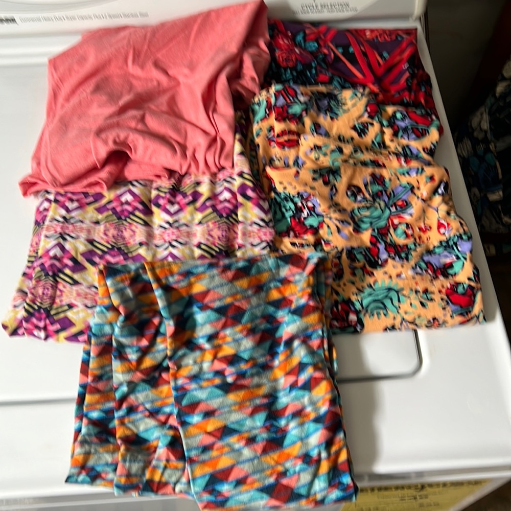 LuLaRoe Leggings Tall&Curvy you get (5)pairs in this set.there no size